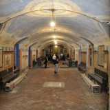 Scendiamo al piano di sotto: siamo nella chiesa inferiore di Santa Croce, all�interno della quale si trovano delle antiche tombe. Le pareti sono tutte affrescate con dipinti del 500 
